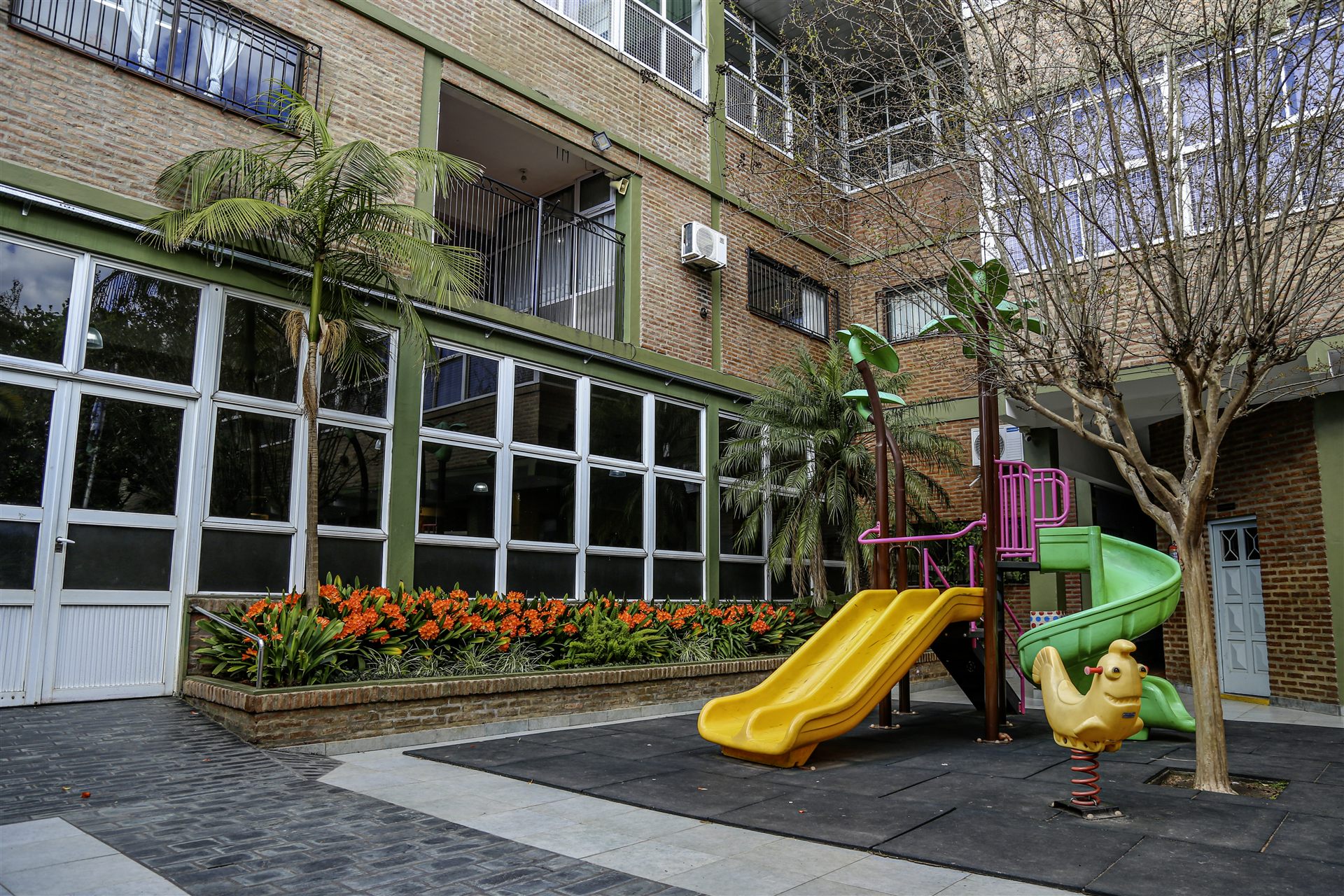 Patio de juegos entre los edificios del colegio