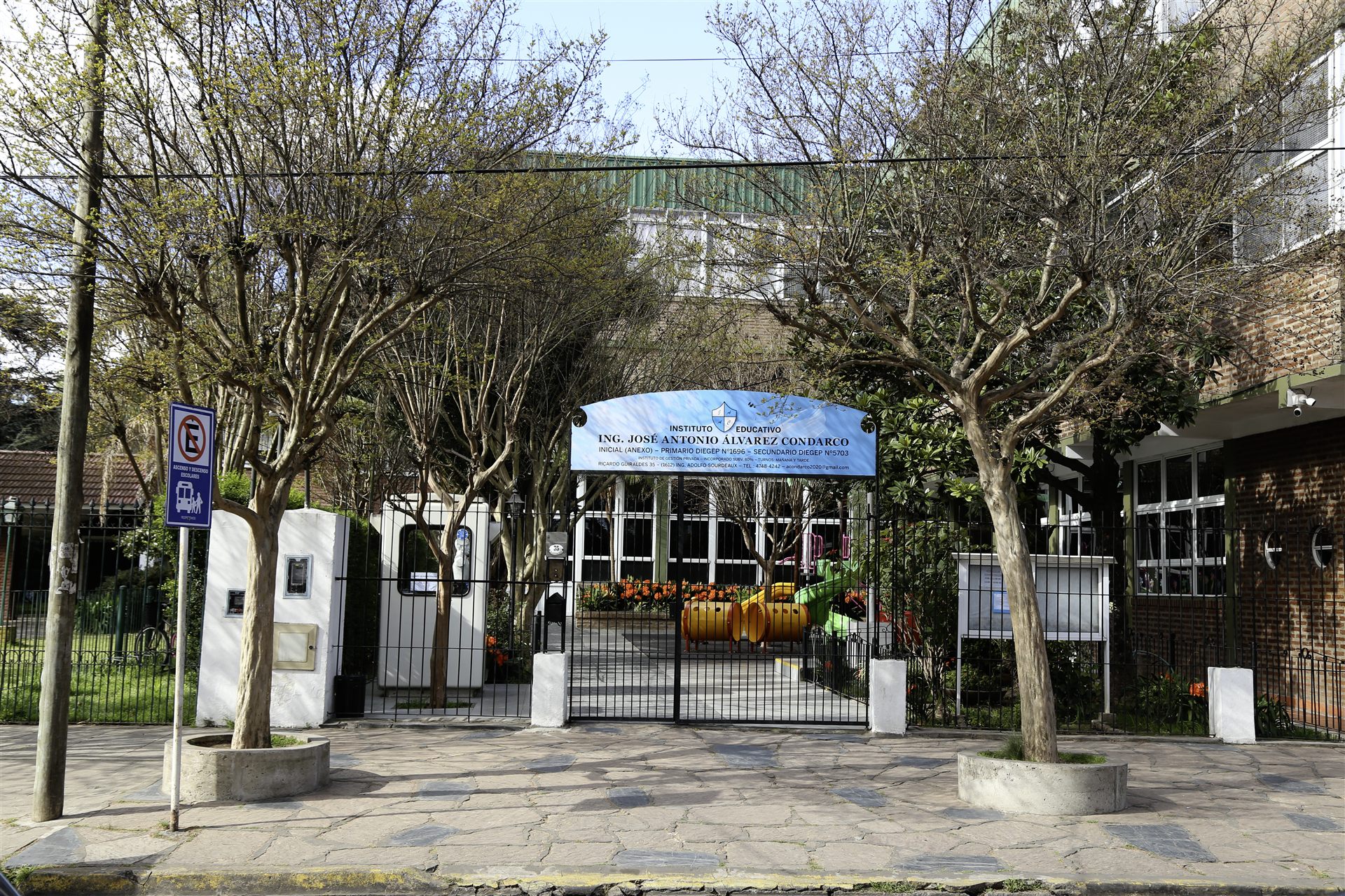 Portón de entrada con el cartel del Instituto
