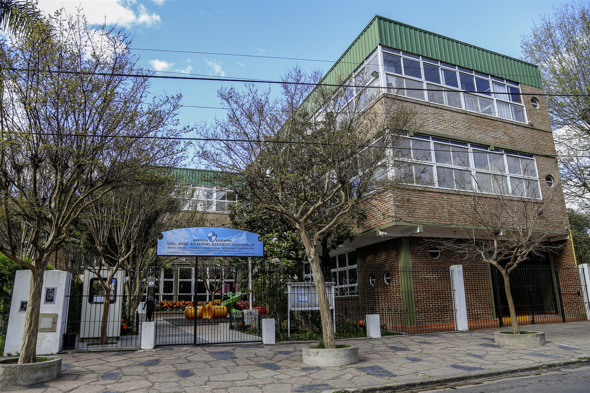 Fachada del Instituto Álvarez Condarco con árboles y la entrada principal