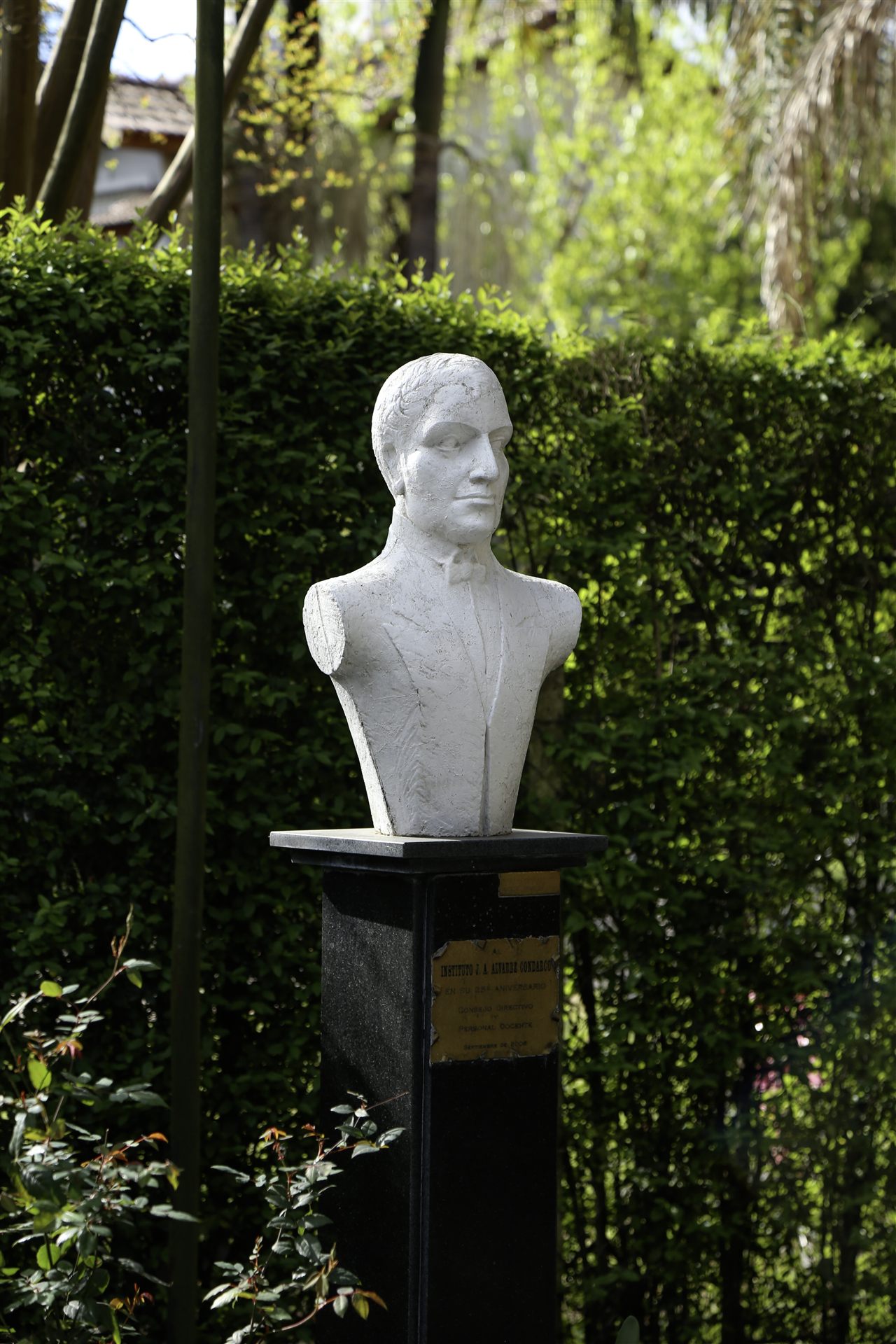Busto de José Antonio Álvarez Condarco en el jardín del colegio