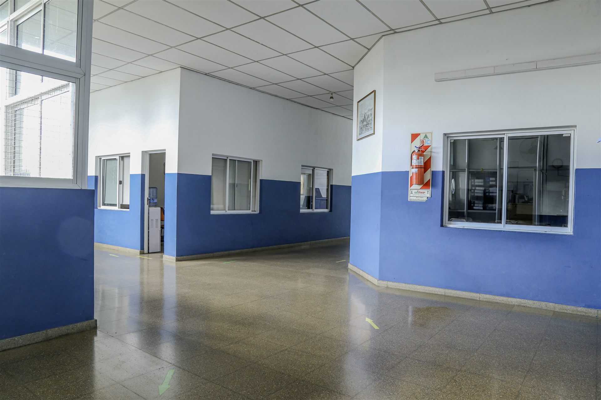 Espacio de circulación con ventanas hacia las oficinas