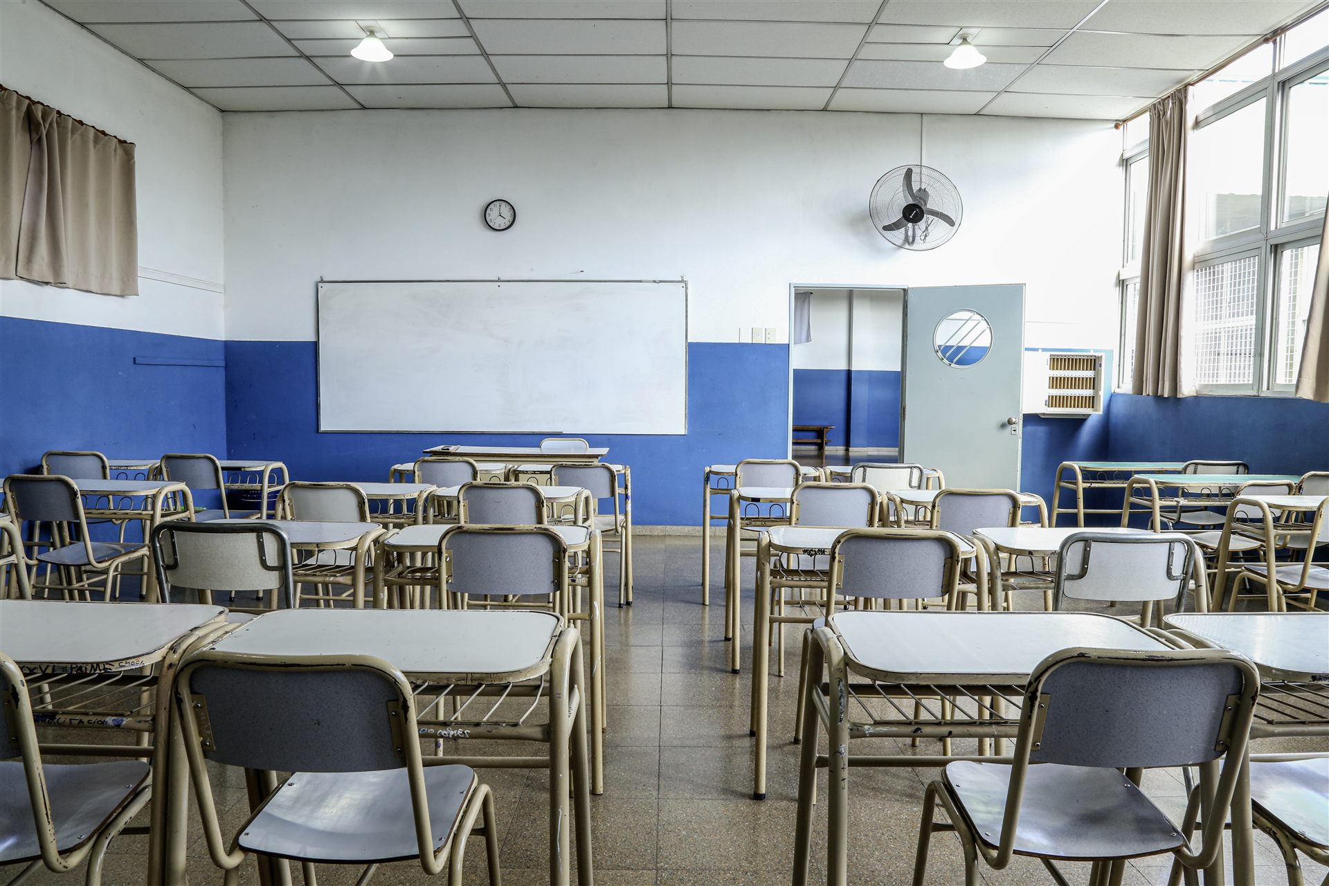 Aula del Nivel Primario con pupitres y pizarra