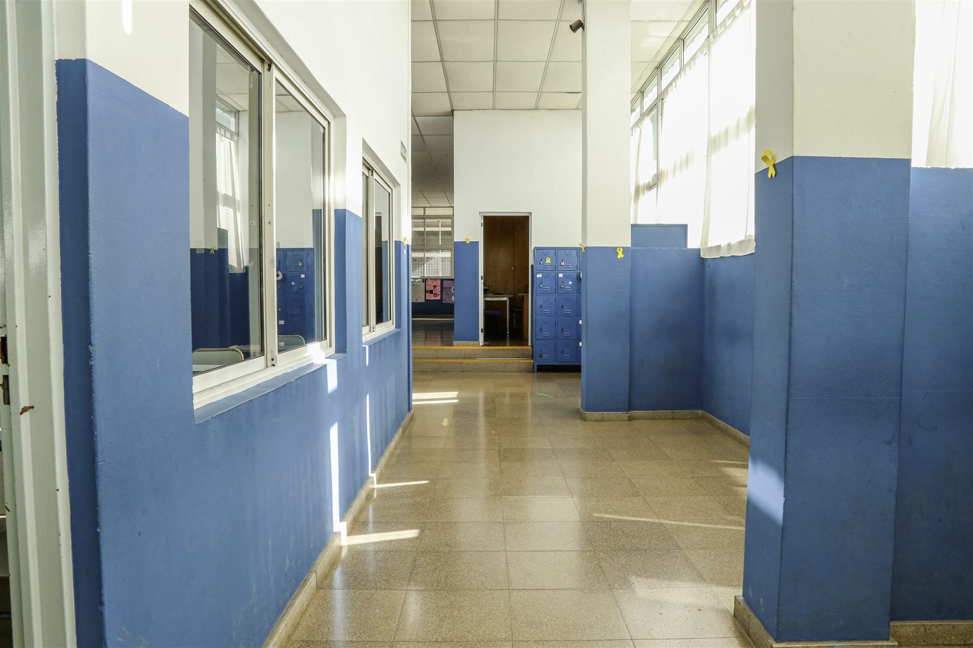 Pasillo luminoso con lockers azules