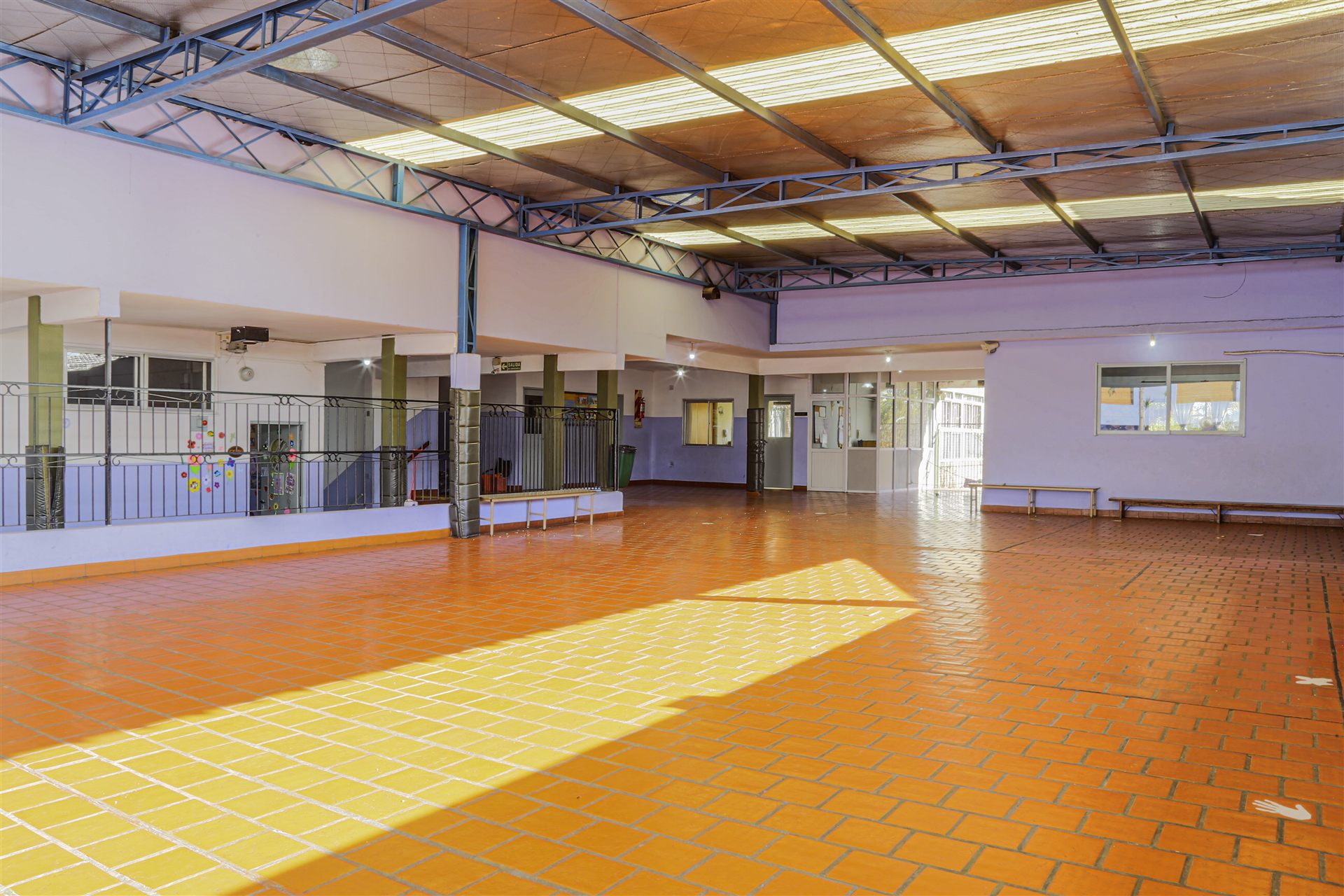 Gimnasio cubierto con piso de cerámica naranja