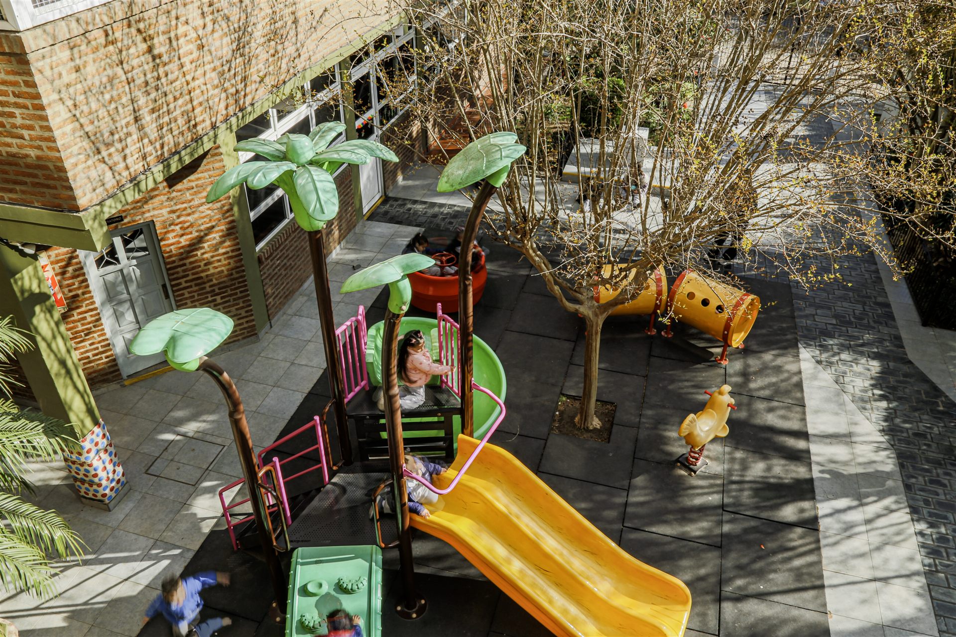 Patio del jardín con juegos infantiles de colores