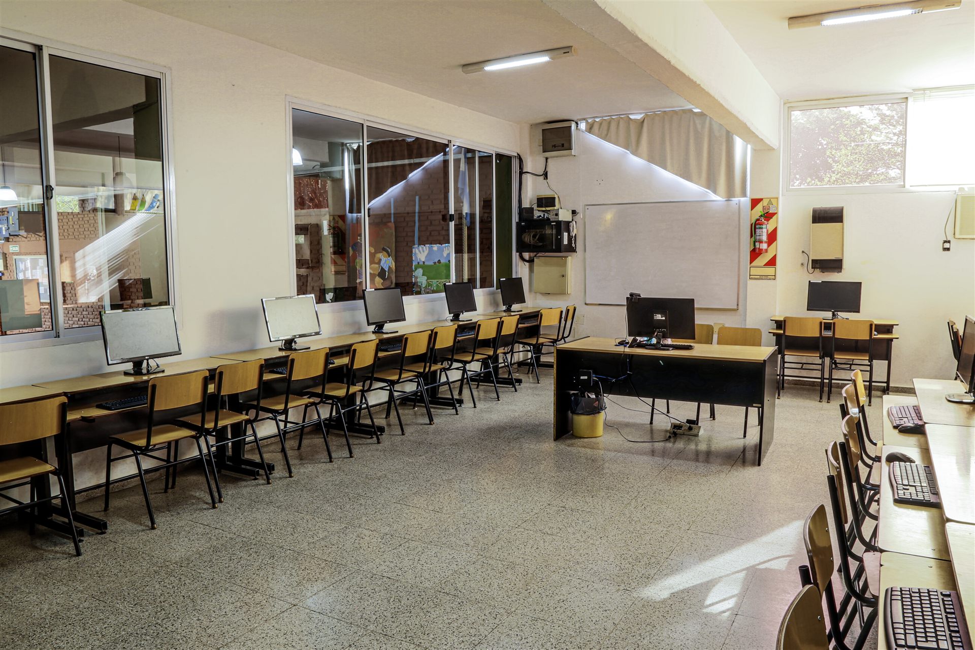 Sala de informática con computadoras en fila